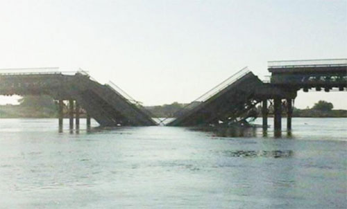 La Coalición Internacional destruye dos puentes de uso civil en Deir Ezzor La Coalición Internacional destruye dos puentes de uso civil en Deir Ezzor